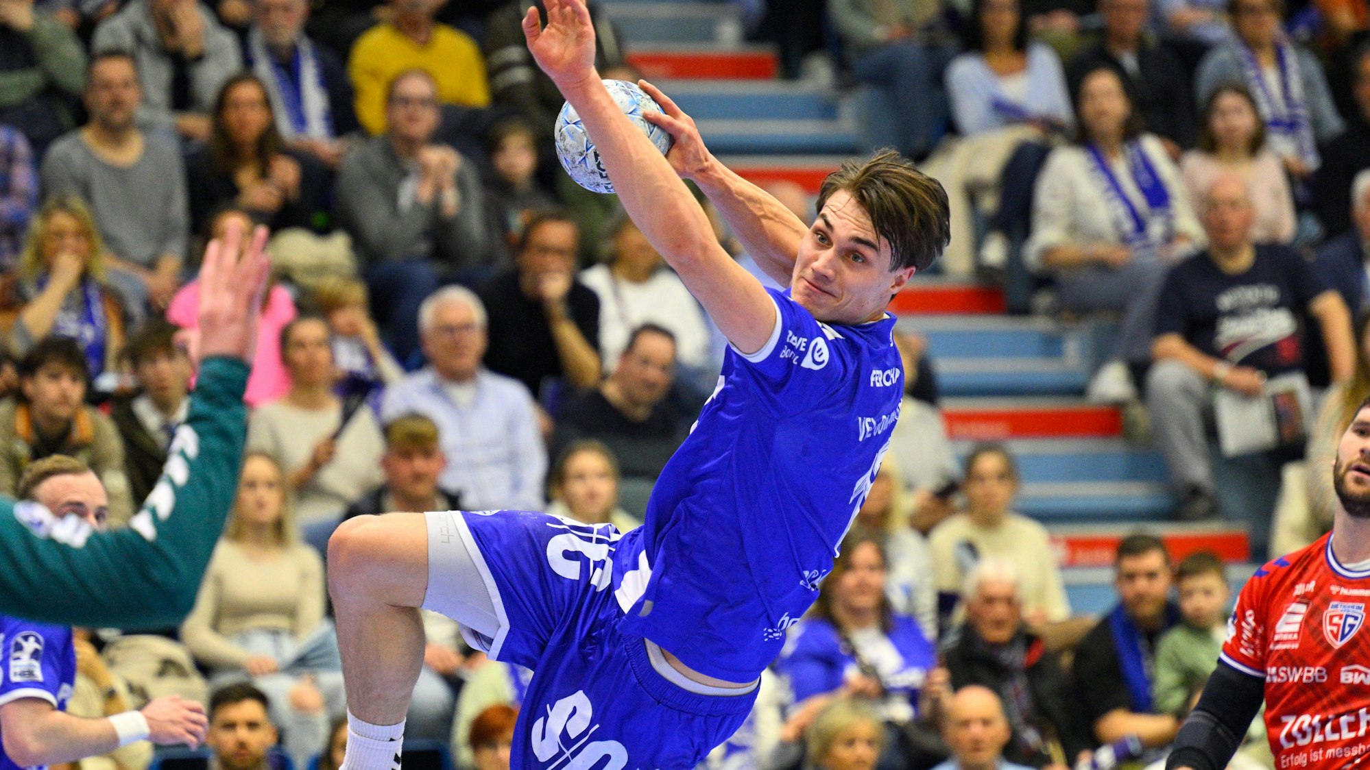 Miro Schluroff beim Sprungwurf.