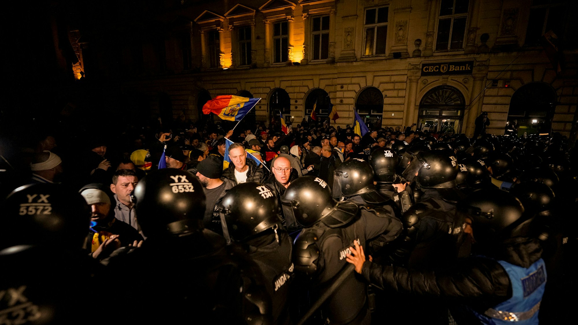 Die Bereitschaftspolizei drängt Anhänger von Calin Georgescu, nachdem die rumänische Wahlbehörde seine Kandidatur bei der Wiederholung der Präsidentschaftswahlen in Bukarest, Rumänien, abgelehnt hat.