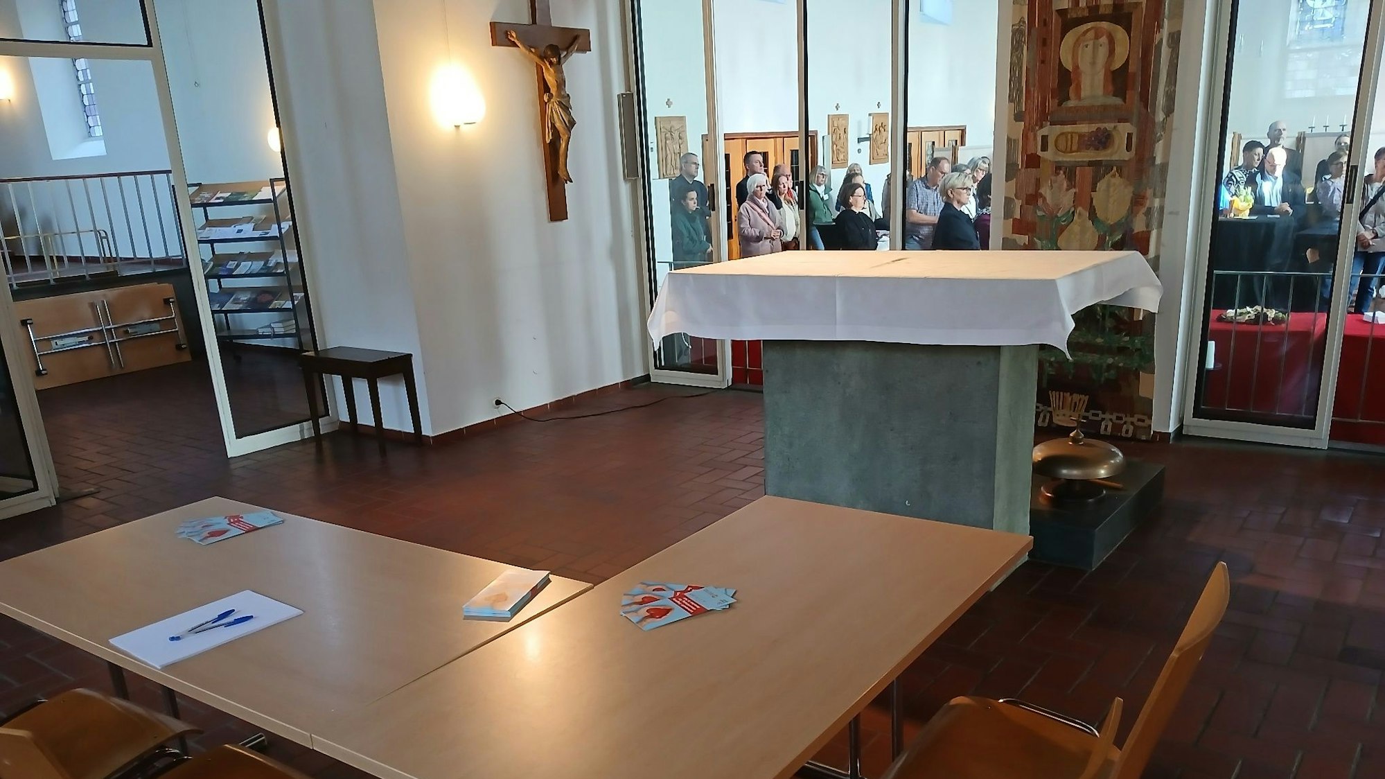 Ein Besprechungstisch in einem Nebenraum einer Kirche.