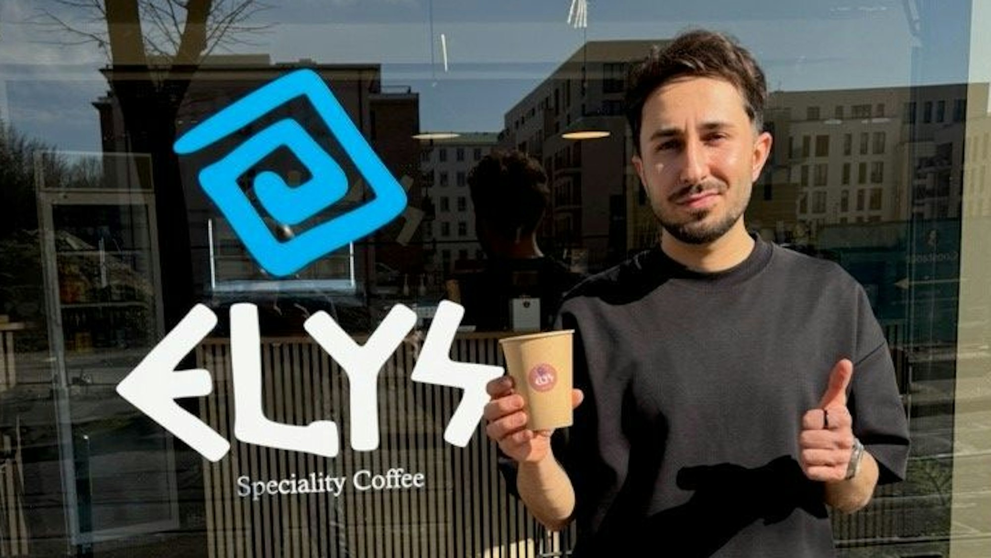 Barista Milkas mit seinem Kaffee aus 100 Prozent Arabica-Bohnen.