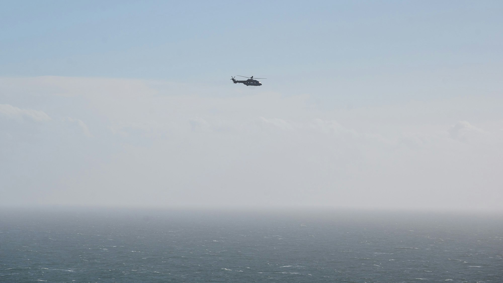 Ein Bundespolizei-Hubschrauber über der Nordsee. (Symbolbild)
