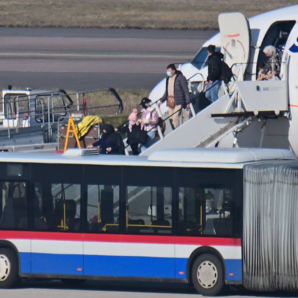 ARCHIV - 05.03.2025, Brandenburg, Schönefeld: Passagiere steigen aus einem Flugzeug, in dem Menschen aus Afghanistan sitzen, die eine Aufnahmezusage haben, am Flughafen Berlin Brandenburg aus.