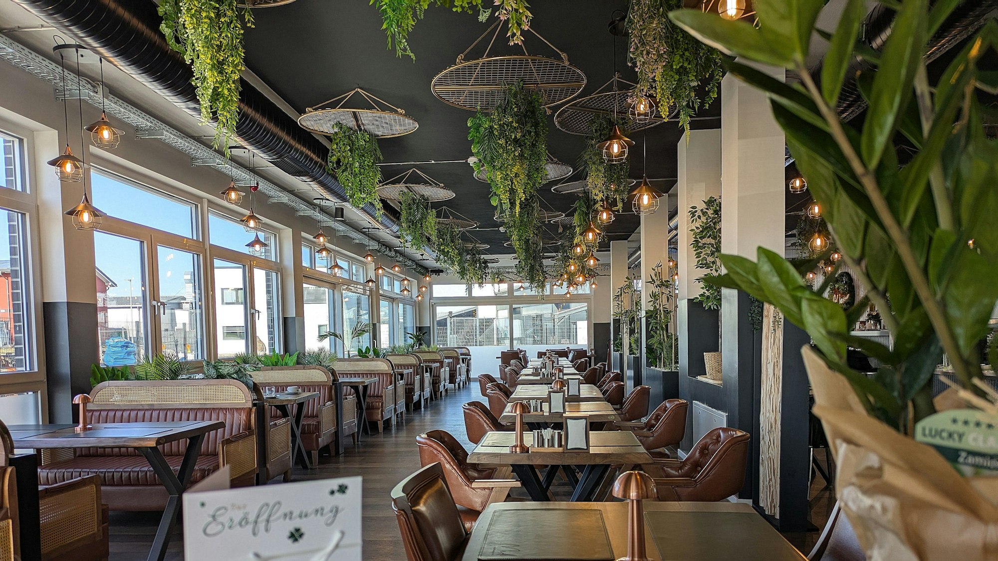 Lederbezogene Stühle und Zweisitzer gehören zur Ausstattung im Medi.