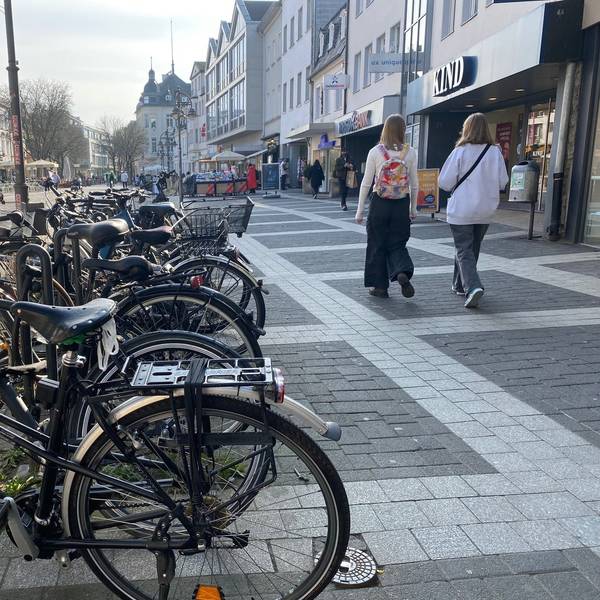 Zu sehen sind in der Fußgängerzone abgestellte Fahrräder.