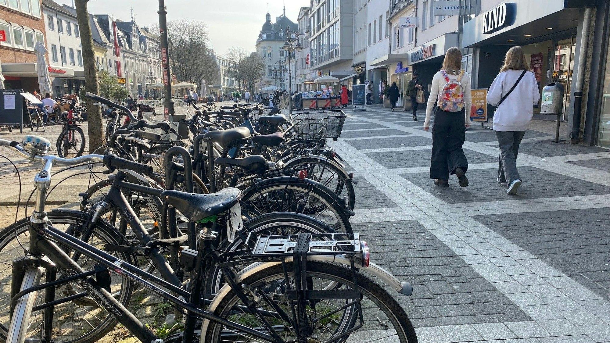 Zu sehen sind in der Fußgängerzone abgestellte Fahrräder.