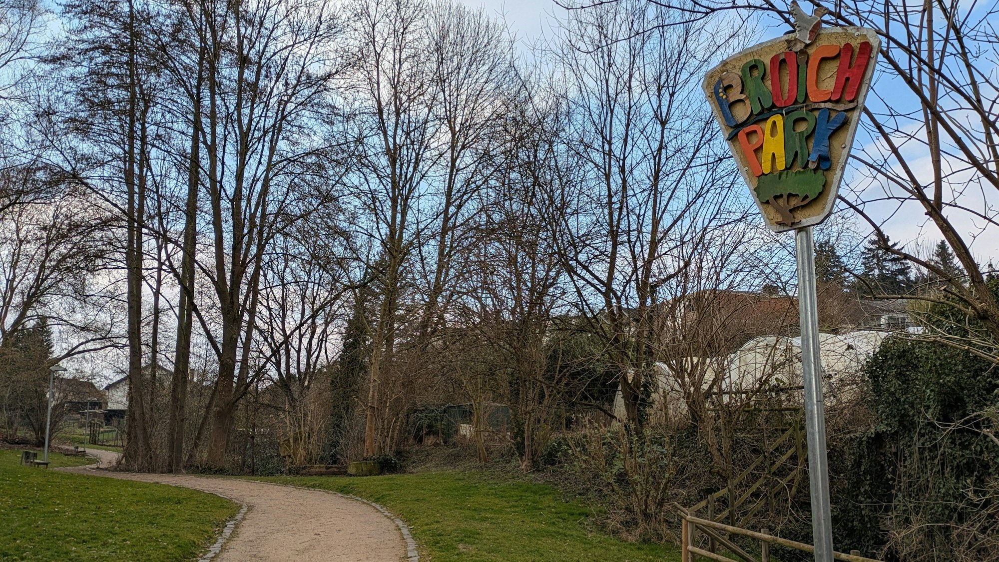 Die Wege im Park sind nicht eben und anfällig für fließendes Wasser.