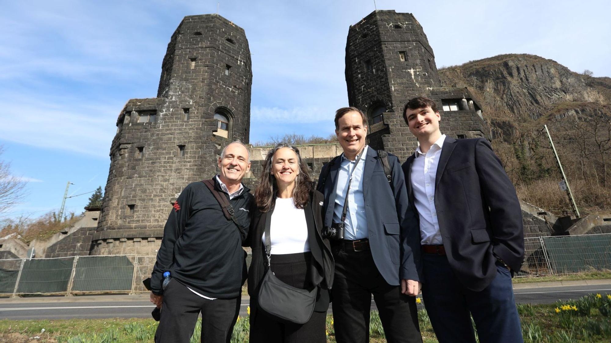 Die Familie Lehman aus den USA am Rhein auf Spurensuche (von links): Robert, Kim, Dave und Alex beim Besuch der Brückentürme in Erpel.