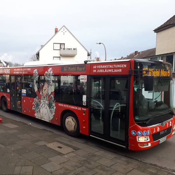 Ein roter Linienbus hält an einer Ersatzhaltestelle