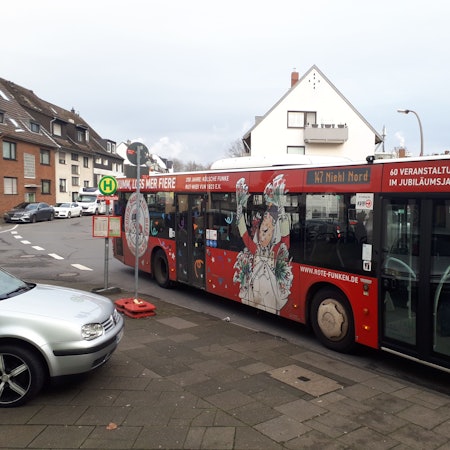 Ein roter Linienbus hält an einer Ersatzhaltestelle