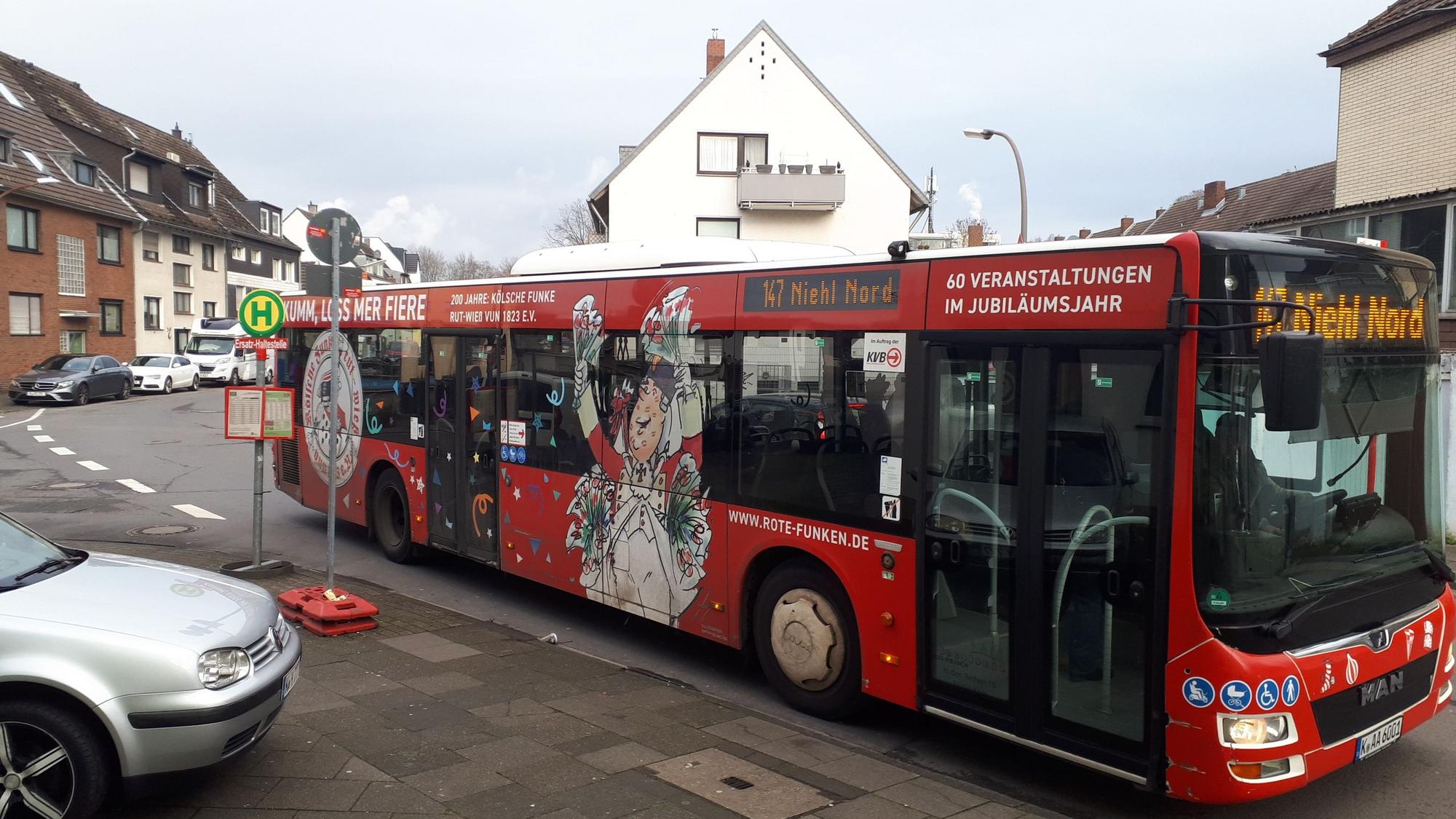 Ein roter Linienbus hält an einer Ersatzhaltestelle