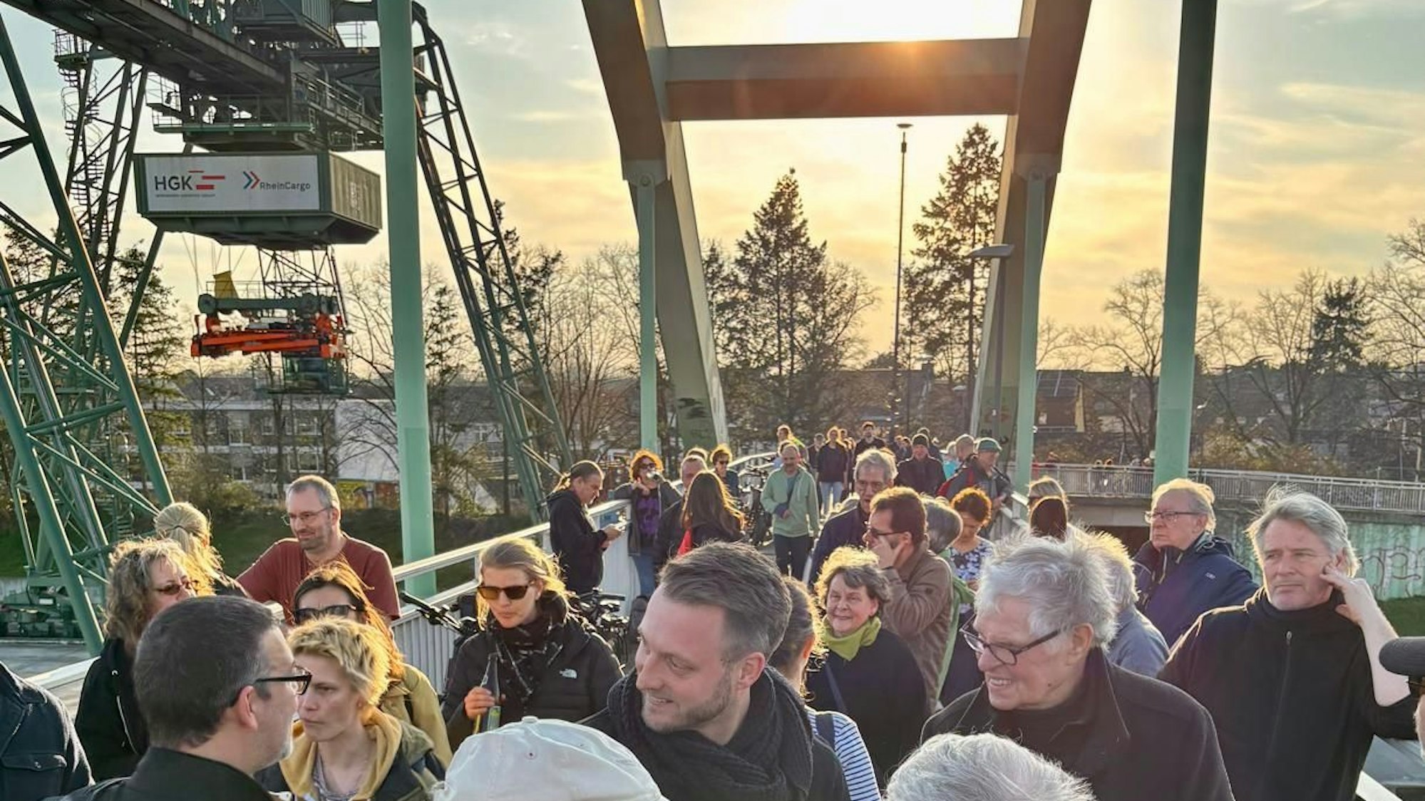 Menschen auf der wieder eröffneten Niehler Hafenbrücke