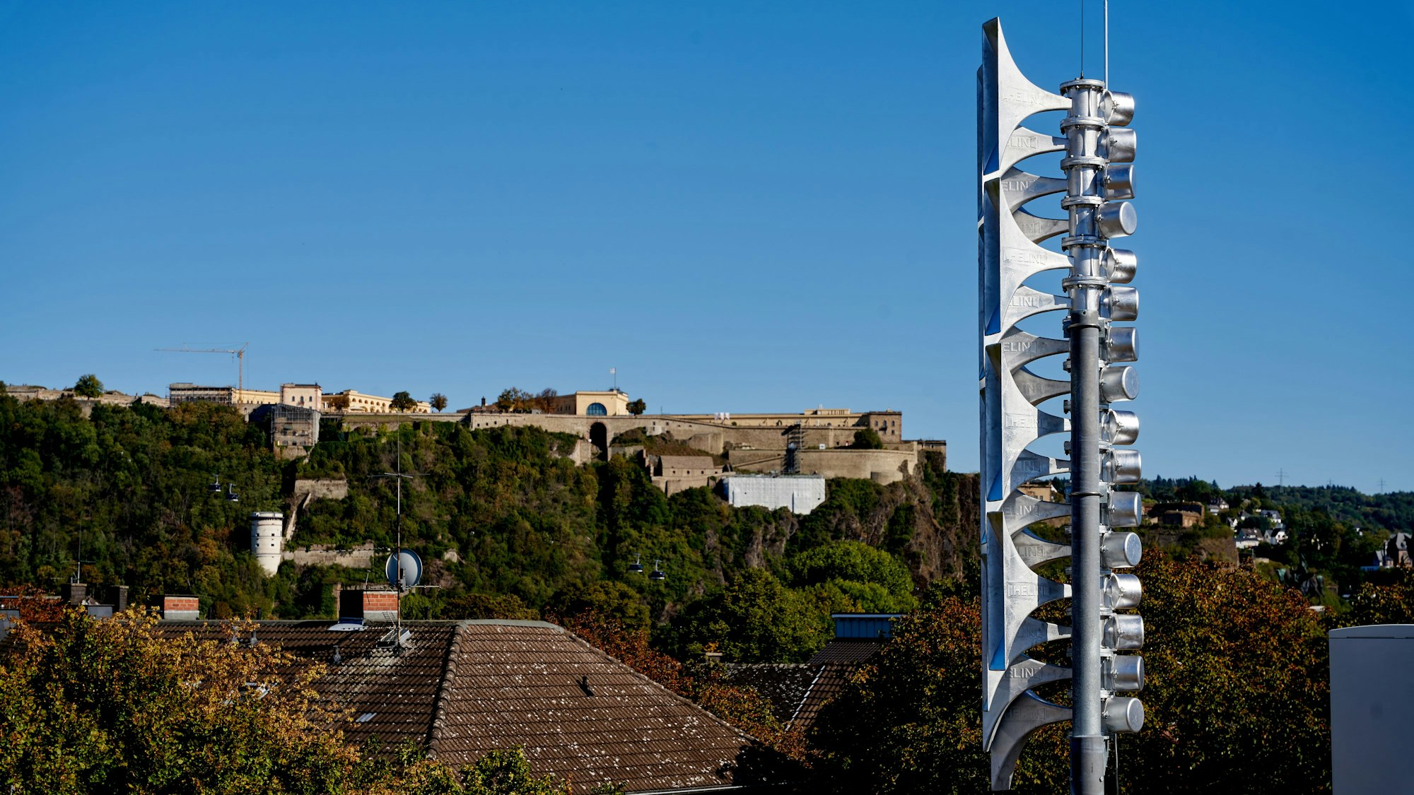 Eine Sirene auf einem Dach