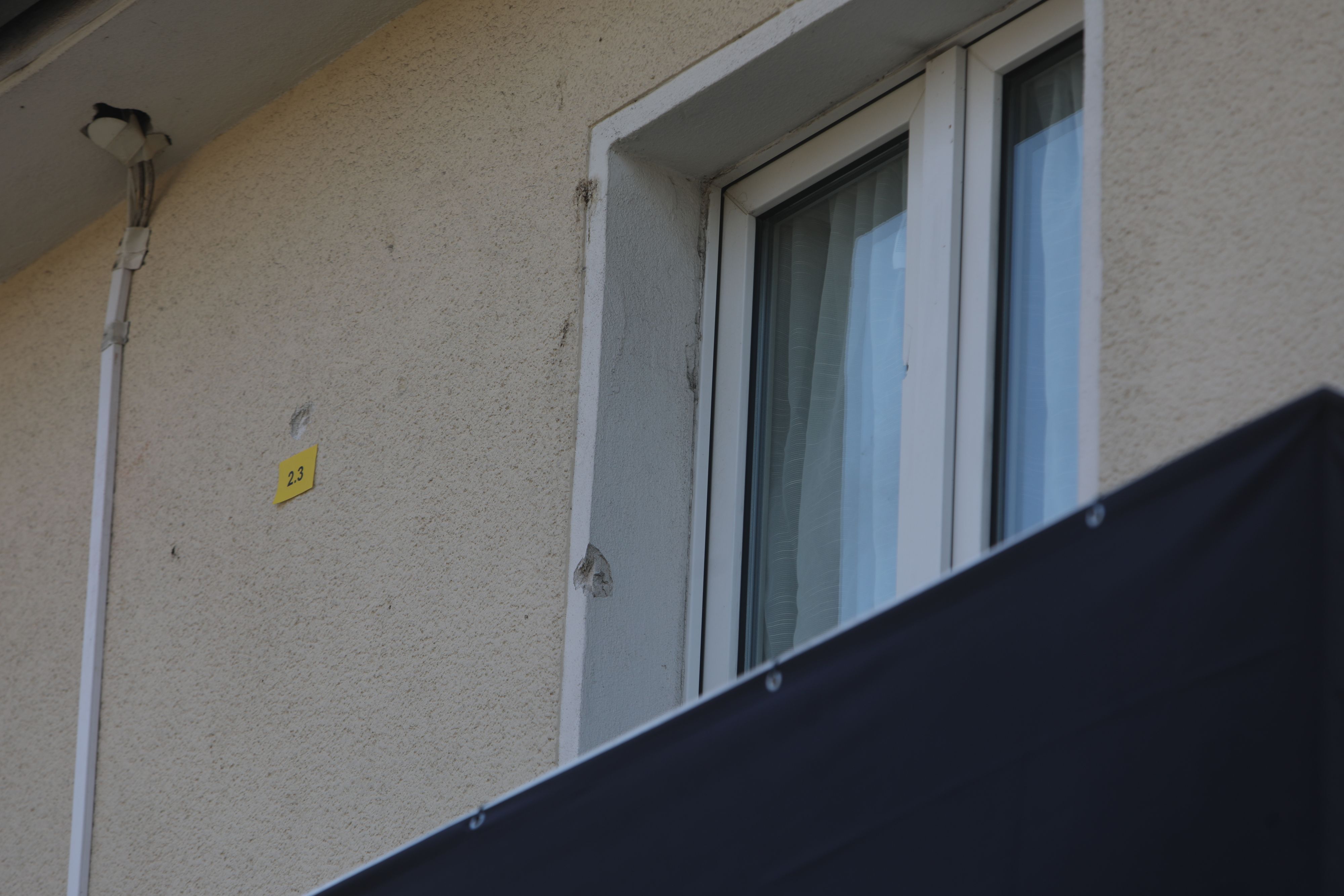 Nach Schüssen auf ein Mehrfamilienhaus in Köln-Höhenhaus im März 2025 hat die Polizei am Donnerstag einen Haftbefehl gegen einen 30-jährigen Mann vollstreckt.