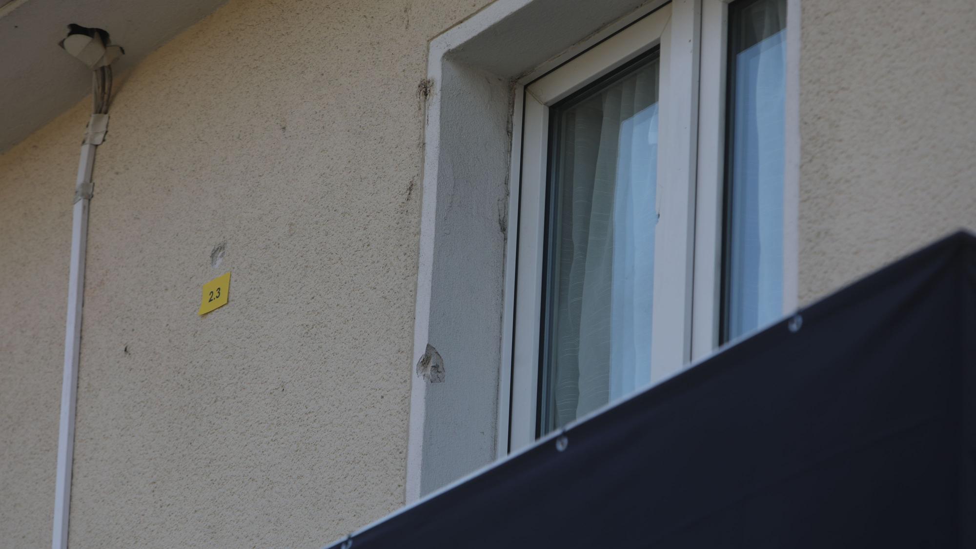 Nach Schüssen auf ein Mehrfamilienhaus in Köln-Höhenhaus im März 2025 hat die Polizei am Donnerstag einen Haftbefehl gegen einen 30-jährigen Mann vollstreckt.