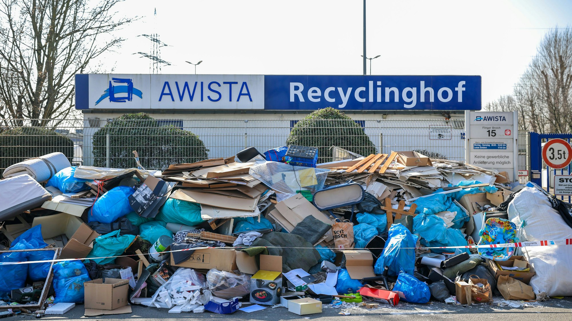 10.03.2025, Nordrhein-Westfalen, Düsseldorf: Riesige Müllberge vor dem Recyclinghof in Flingern, der von der Gewerkschaft Verdi bestreikt wird. Foto: Christoph Reichwein/dpa +++ dpa-Bildfunk +++