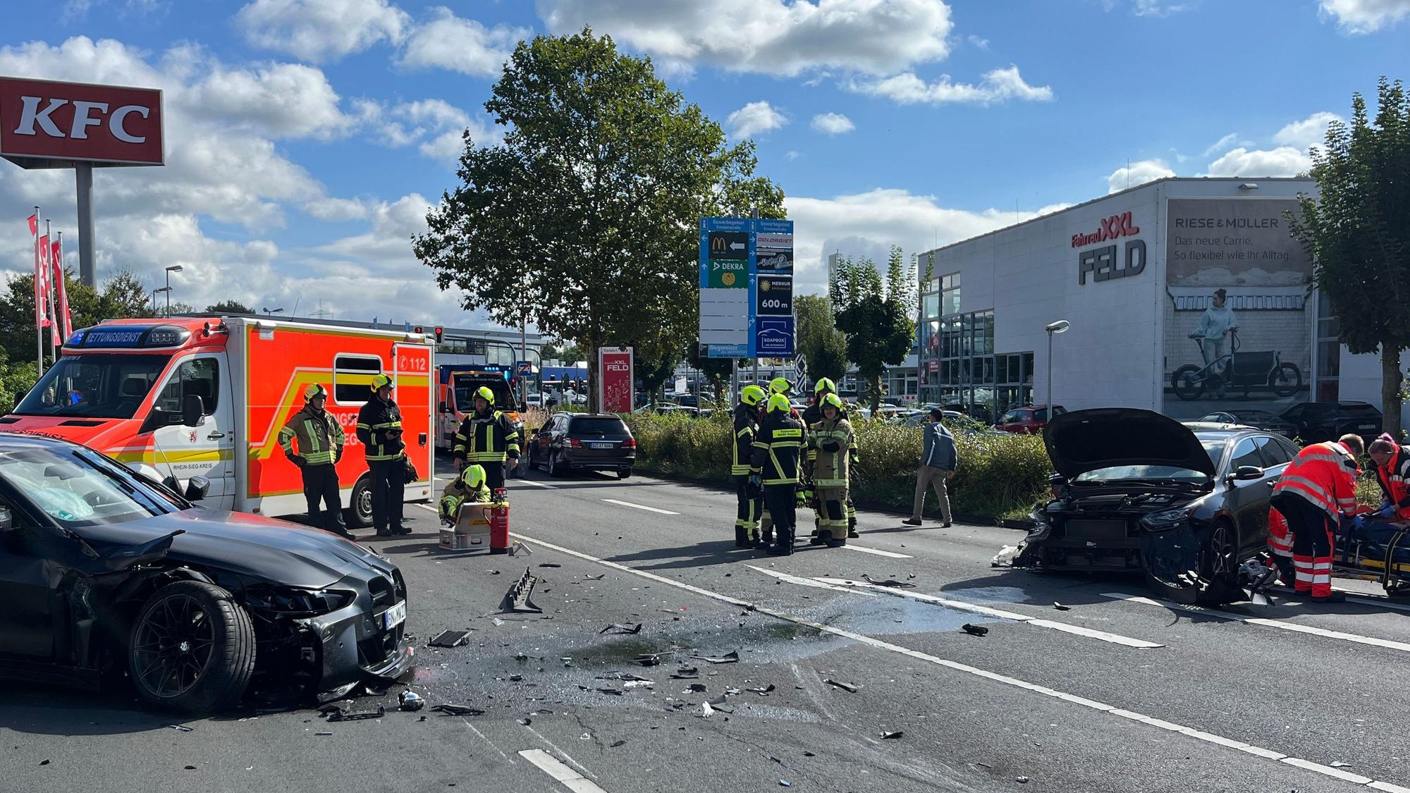 Bei einem Unfall auf der Einsteinstraße sind vier Menschen verletzt worden. Ein hochmotorisierter BMW war in den Gegenverkehr geraten und hatte drei Autos gerammt. Die Polizei sprach nach ersten Schätzungen von einem Schaden in Höhe von rund 180.000 Euro.