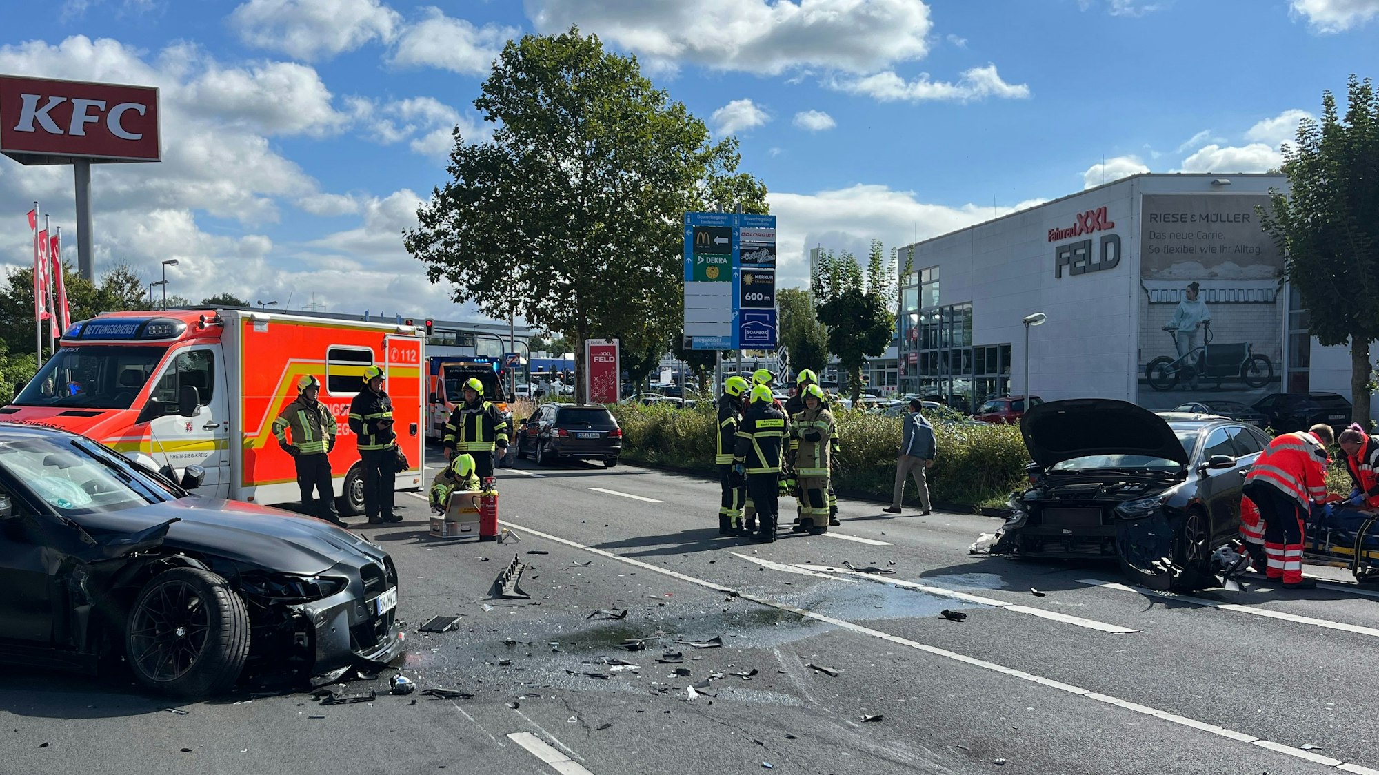 Bei einem Unfall auf der Einsteinstraße sind vier Menschen verletzt worden. Ein hochmotorisierter BMW war in den Gegenverkehr geraten und hatte drei Autos gerammt. Die Polizei sprach nach ersten Schätzungen von einem Schaden in Höhe von rund 180.000 Euro.