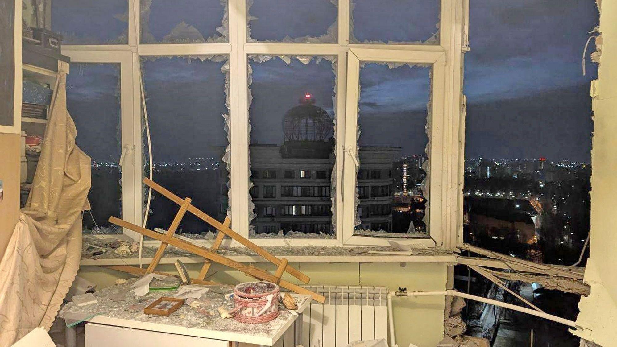 Das Bild zeigt eine beschädigte Wohnung an dem Ort, an dem eine abgeschossene ukrainische Drohne niederging, außerhalb von Moskau, Russland.