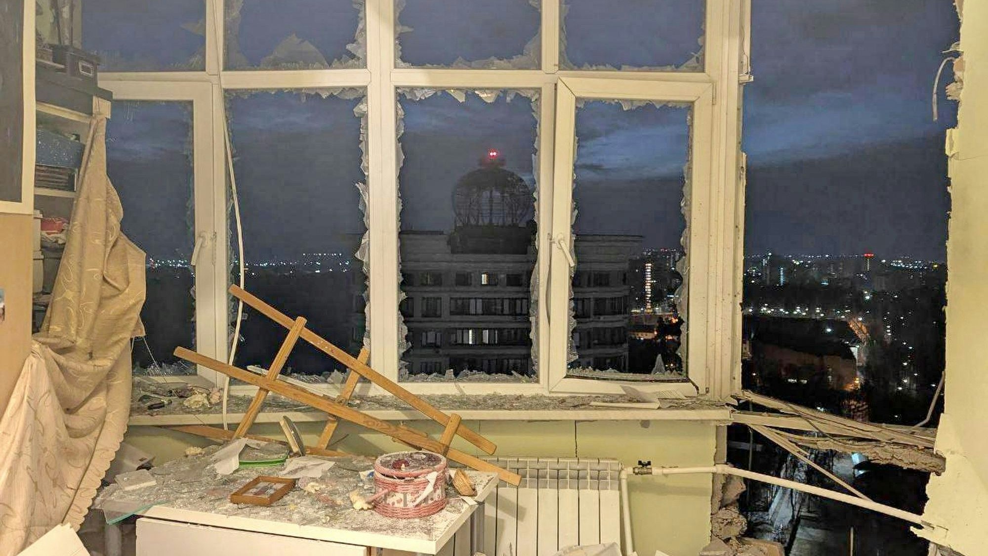 Das Bild zeigt eine beschädigte Wohnung an dem Ort, an dem eine abgeschossene ukrainische Drohne niederging, außerhalb von Moskau, Russland.