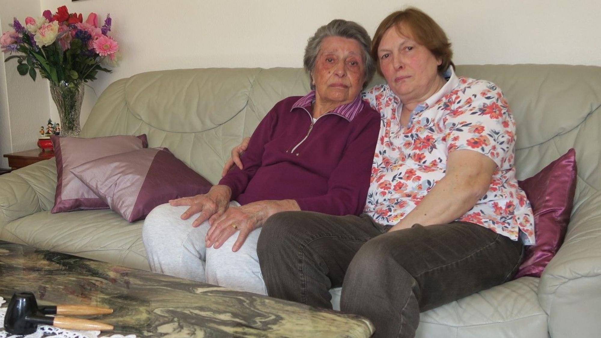 Lilly Rostock (l.) mit ihrer Tochter Brigitte in ihrer Wohnung in Bickendorf.