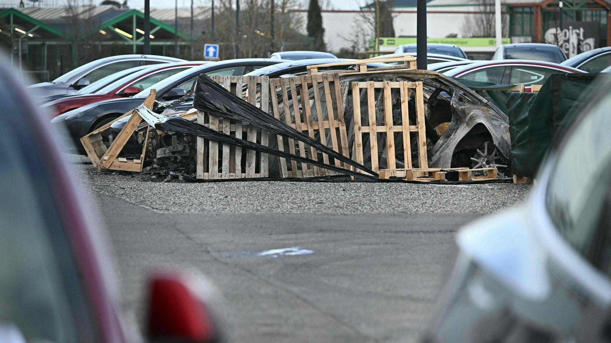 Auch im französischen Toulouse kam es Anfang März zu einem Angriff auf Fahrzeuge von Elektroautobauer Tesla. Rund ein Dutzend der Elektroautos wurden dabei in Brand gesetzt. (Archivbild)