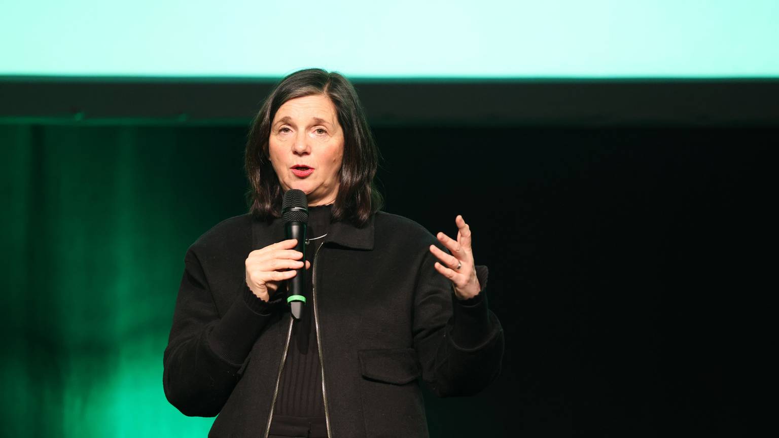 Katrin Göring-Eckardt spricht auf der Bühne bei einer Wahlkampfveranstaltung im Volksbad.