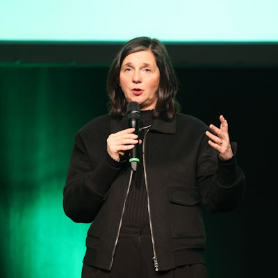 Katrin Göring-Eckardt spricht auf der Bühne bei einer Wahlkampfveranstaltung im Volksbad.