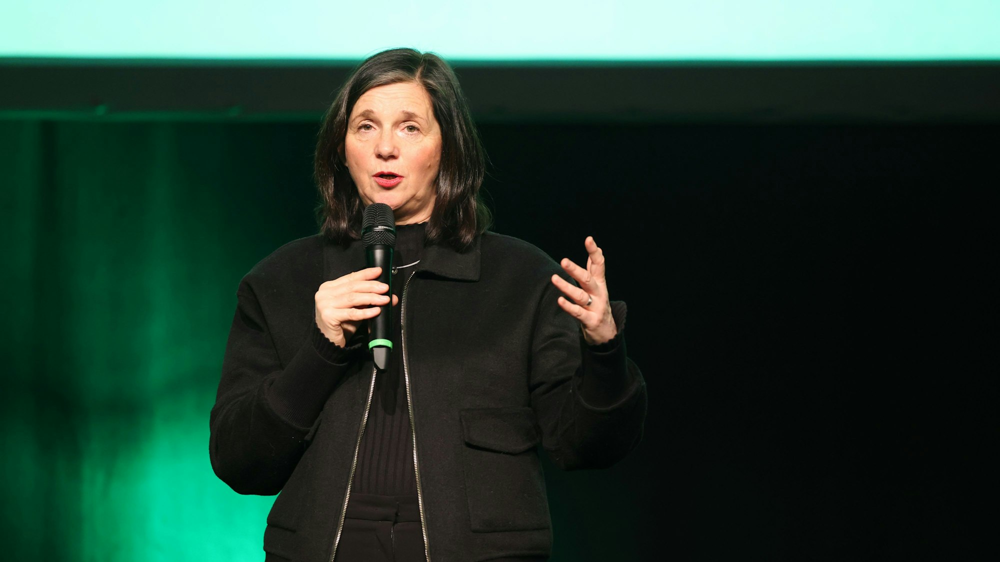 Katrin Göring-Eckardt spricht auf der Bühne bei einer Wahlkampfveranstaltung im Volksbad.