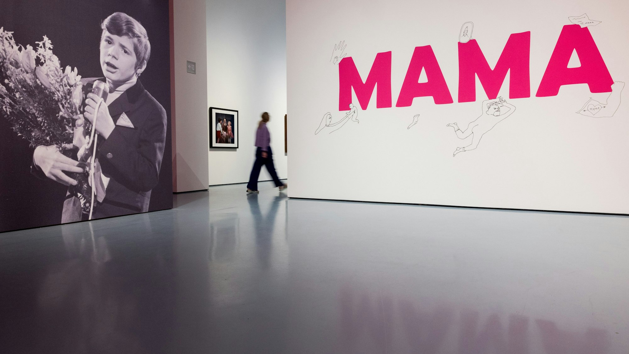 PRODUKTION - 10.03.2025, Nordrhein-Westfalen, Düsseldorf: Das Bild ·Mama· aus dem Spielfilm ·Zum Teufel mit der Penne·, das Heintje zeigt, ist in der Ausstellung ·Mama. Von Maria bis Merkel· im Museum Kunstpalast zu sehen. Foto: Rolf Vennenbernd/dpa - ACHTUNG: Nur zur redaktionellen Verwendung im Zusammenhang mit der aktuellen Berichterstattung über die genannte Ausstellung und nur mit vollständiger Nennung des vorstehenden Credits +++ dpa-Bildfunk +++