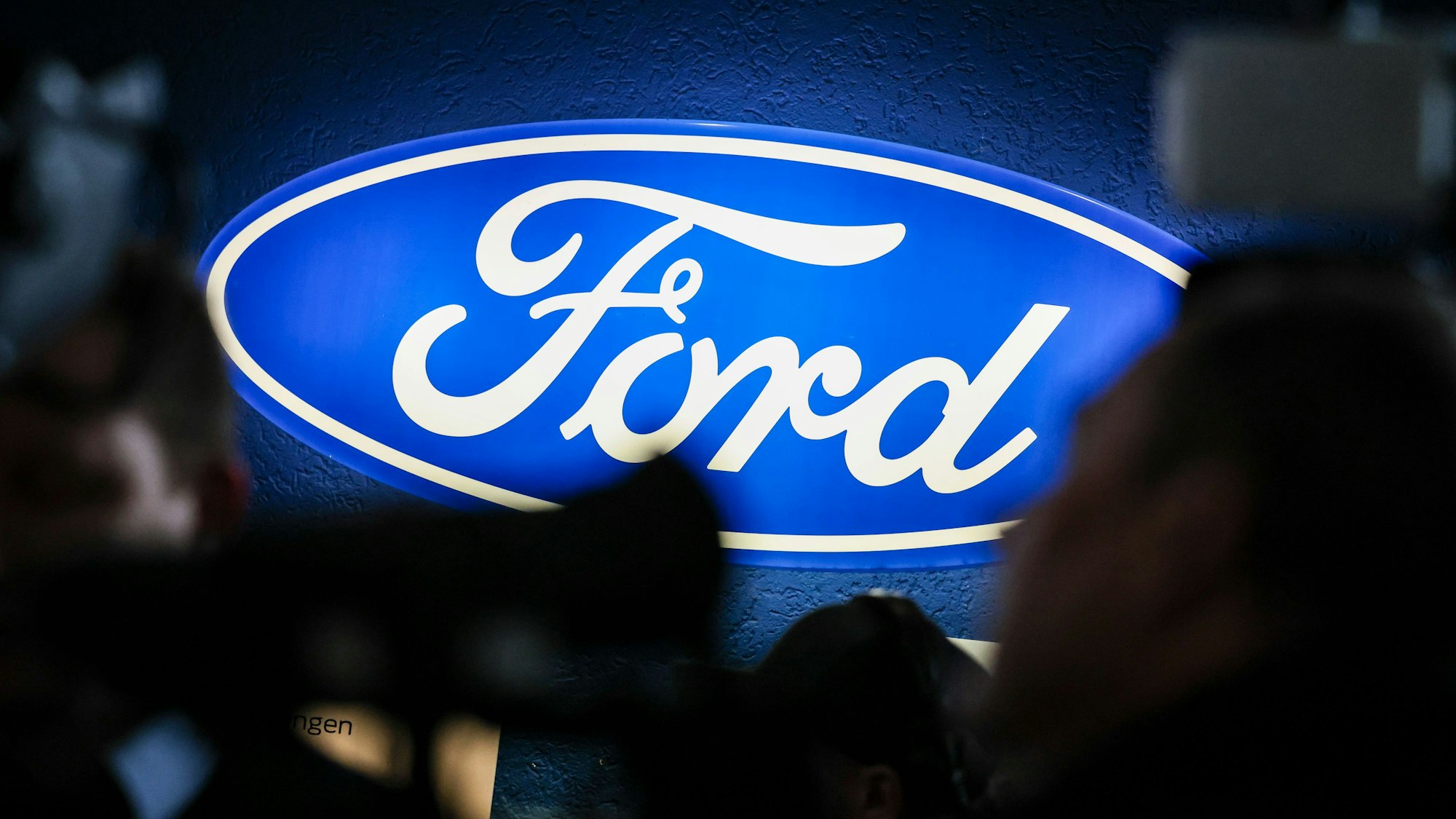 Ein beleuchtetes Firmenschild des Autobauers Ford.