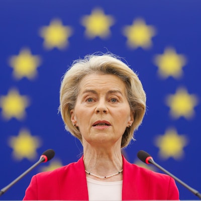 Ursula von der Leyen (CDU), Präsidentin der Europäischen Kommission, steht im Gebäude des Europäischen Parlaments und spricht.
