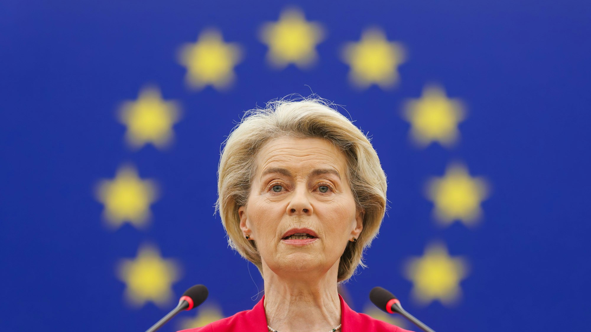 Ursula von der Leyen (CDU), Präsidentin der Europäischen Kommission, steht im Gebäude des Europäischen Parlaments und spricht.