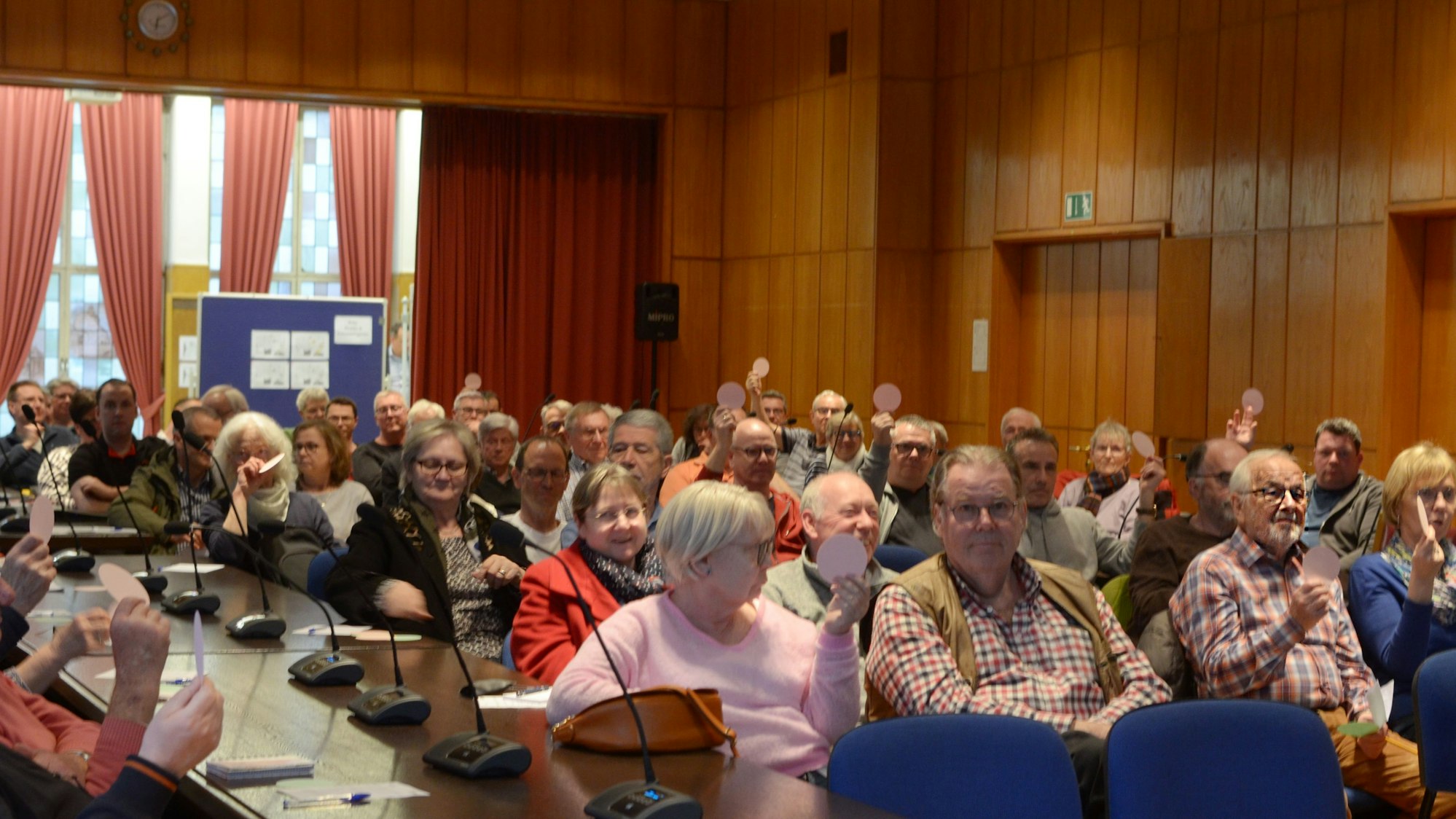 Ein Blick in den Saal mit Frauen und Männern, die in Reihen sitzen.