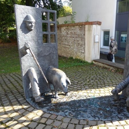 Zweigeteilte Bronzeskulptur in einem Park