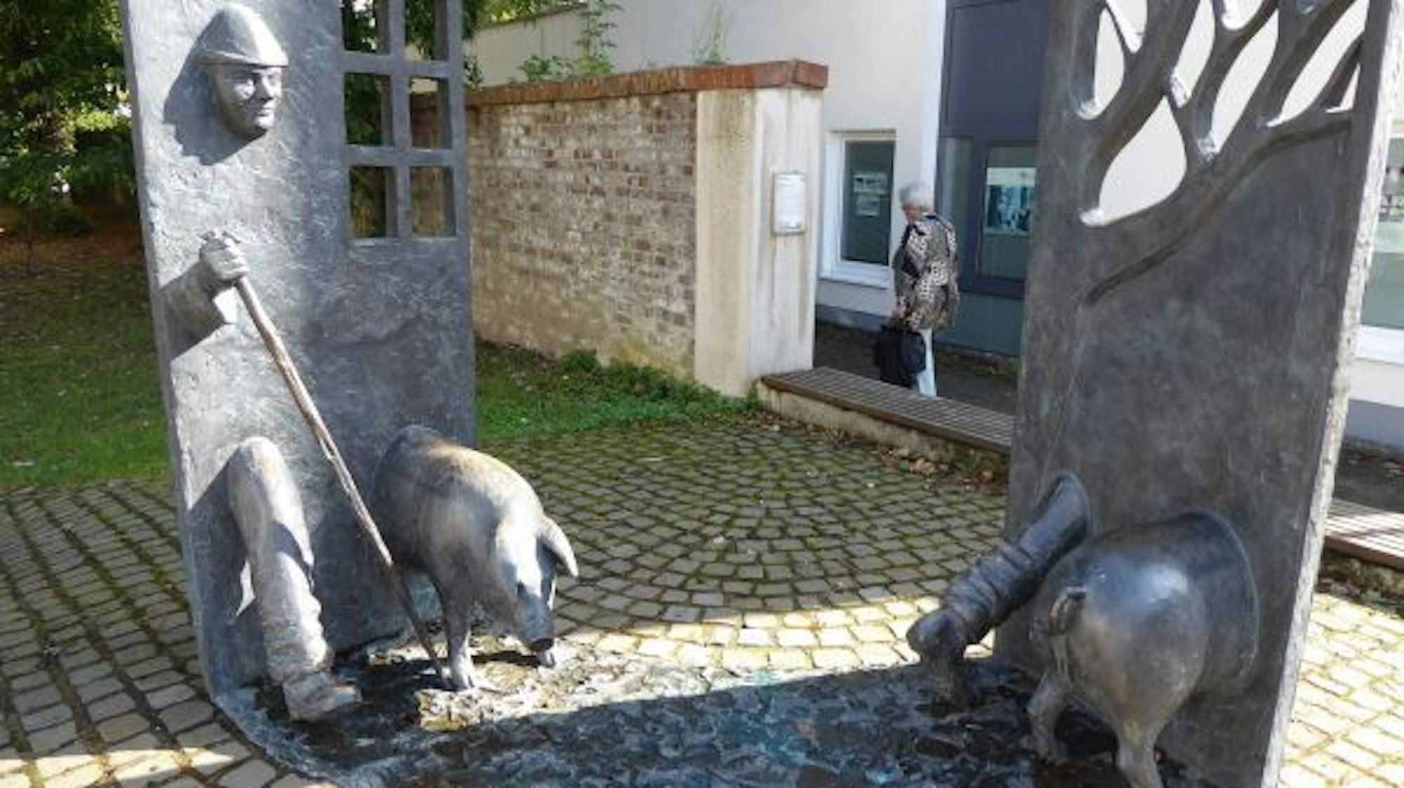 Zweigeteilte Bronzeskulptur in einem Park