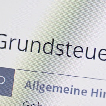 Das Wort Grundsteuer erscheint auf einem Computerbildschirm auf der Seite des Online-Steuerportals Elster.