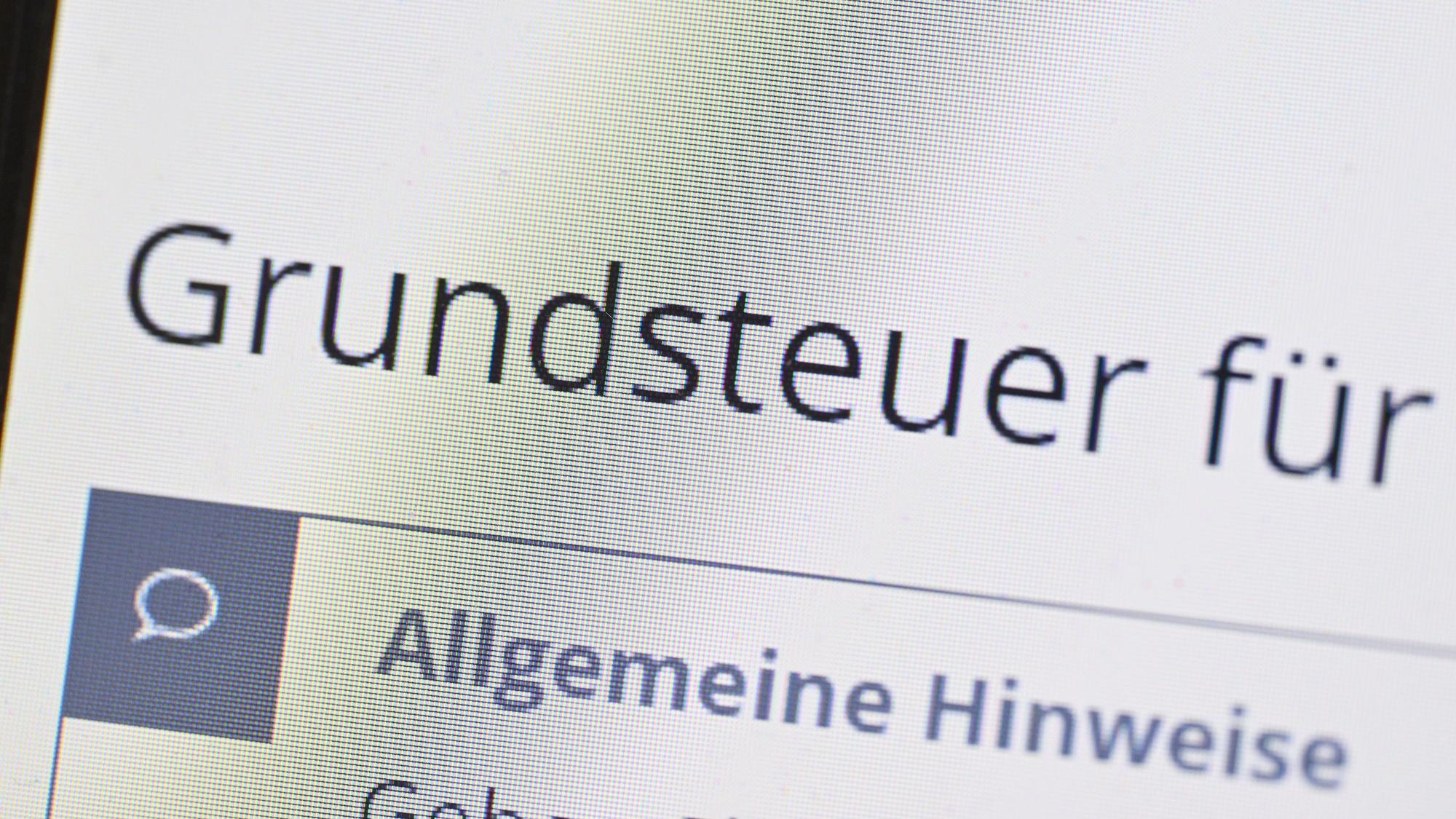Das Wort Grundsteuer erscheint auf einem Computerbildschirm auf der Seite des Online-Steuerportals Elster.