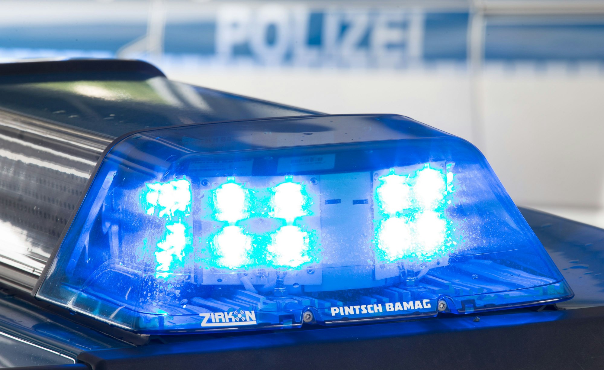 Ein Blaulicht leuchtet auf dem Dach eines Polizeiwagens.
