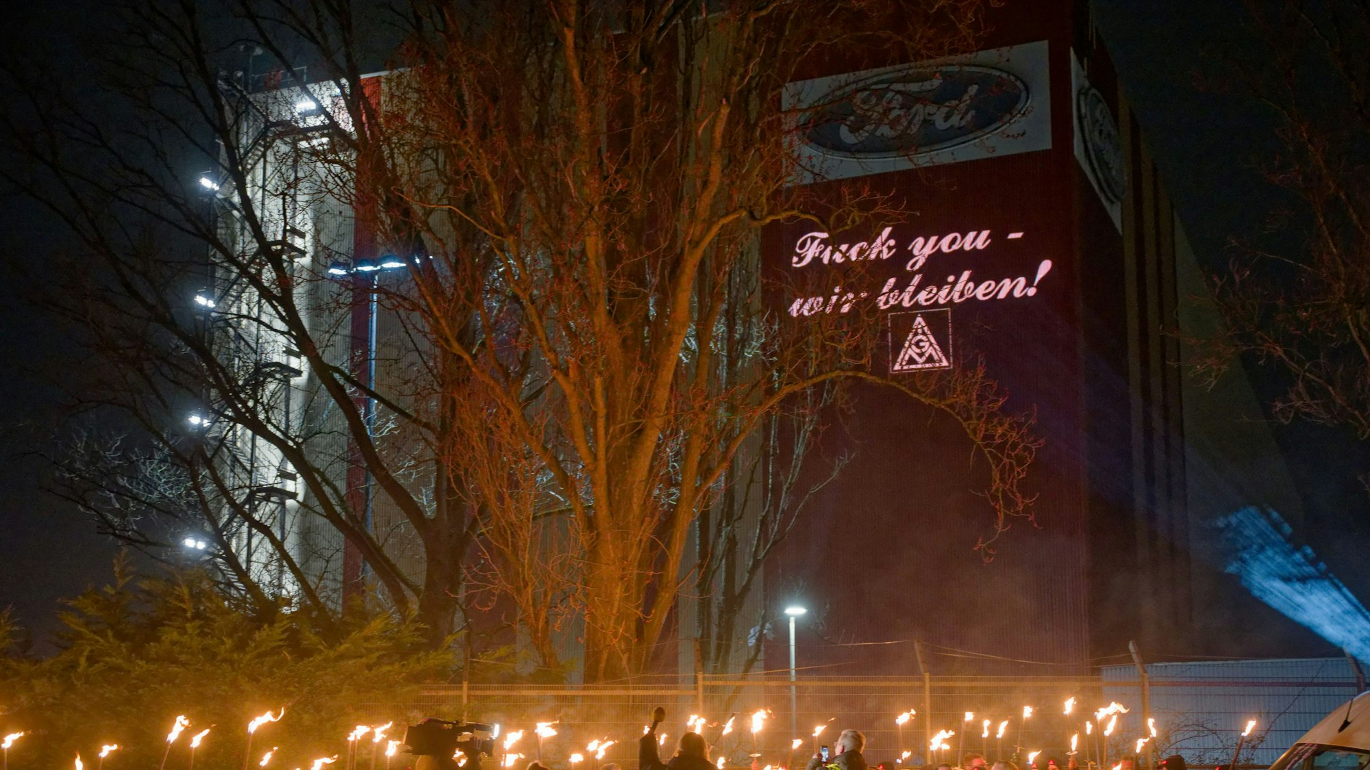 Ford-Mitarbeitende bei einer Mahnwache vor einem Gebäude des Ersatzteilzentrums des Autobauers in Köln-Merkenich.