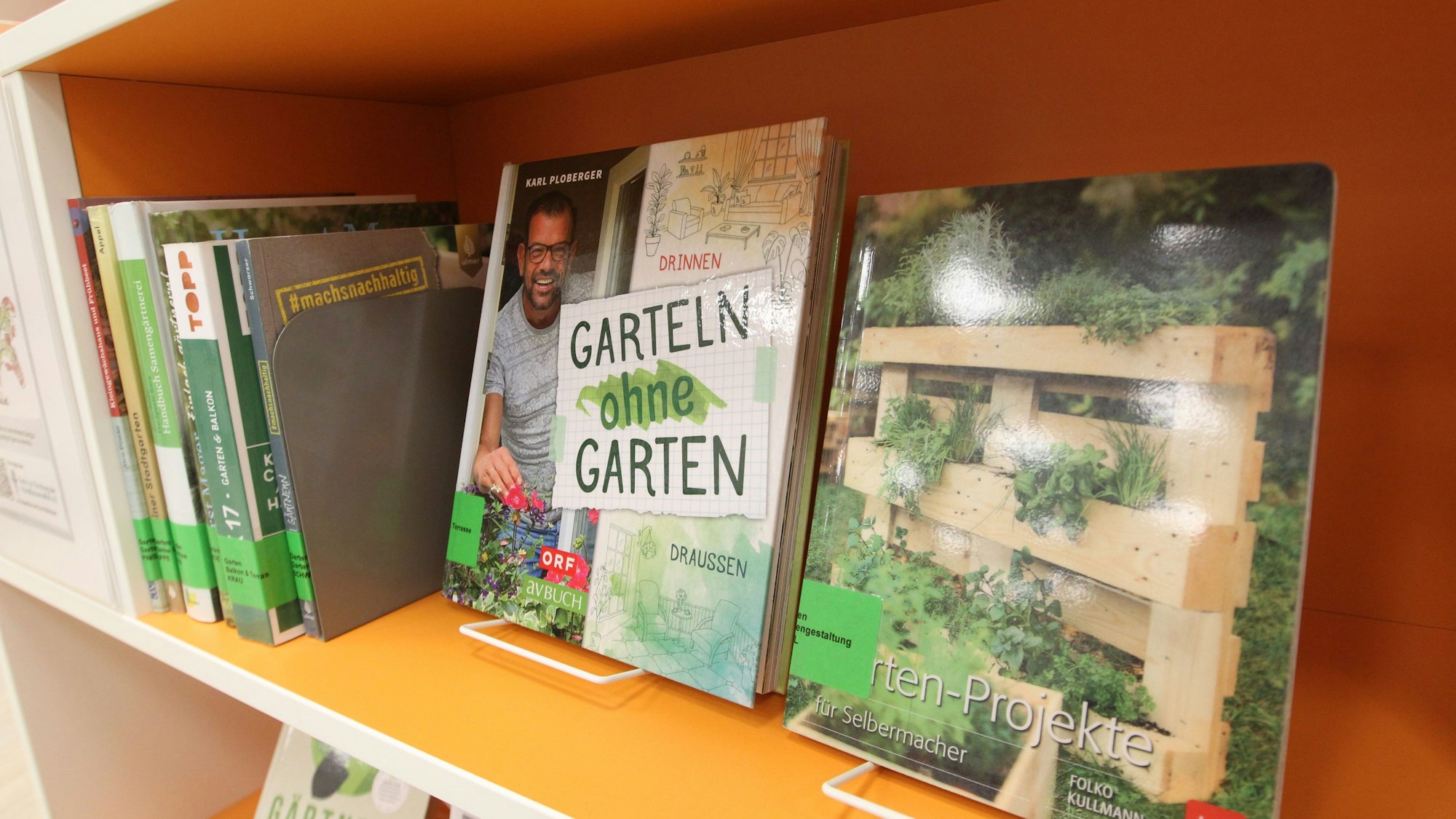 Bücher über Gartenthemen stehen im Regal einer Leihbücherei.