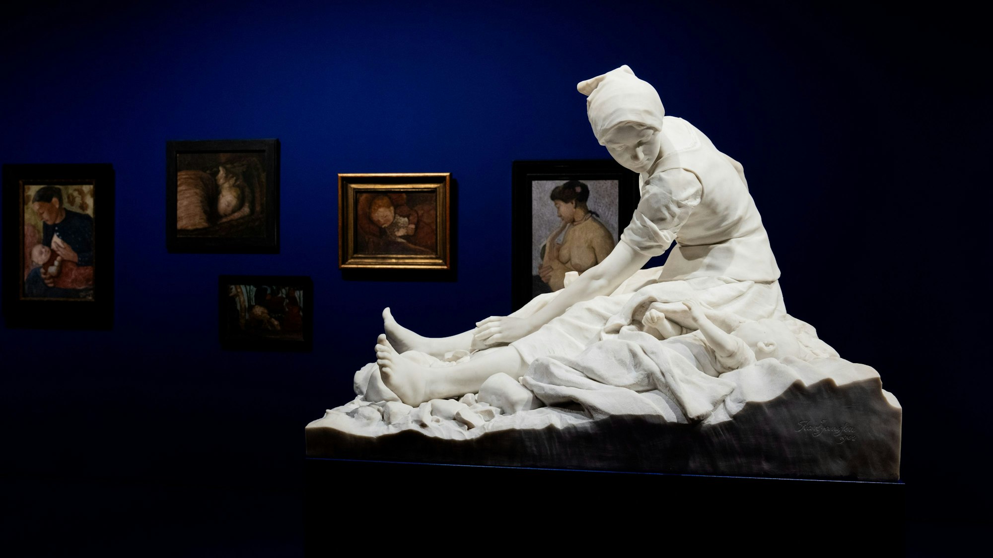 PRODUKTION - 10.03.2025, Nordrhein-Westfalen, Düsseldorf: Die Skulptur ·Die Steinklopferin· (1902) von Karl Janssen ist in der Ausstellung ·Mama. Von Maria bis Merkel· im Museum Kunstpalast zu sehen. Foto: Rolf Vennenbernd/dpa - ACHTUNG: Nur zur redaktionellen Verwendung im Zusammenhang mit der aktuellen Berichterstattung über die genannte Ausstellung und nur mit vollständiger Nennung des vorstehenden Credits +++ dpa-Bildfunk +++