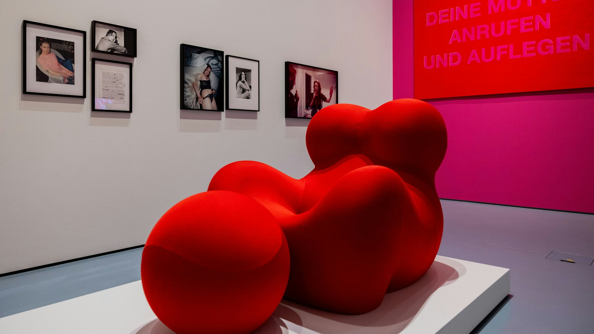 PRODUKTION - 10.03.2025, Nordrhein-Westfalen, Düsseldorf: Der Sessel ·La Mamma· von Gaetano Pesce, Fotografien von Leigh Ledares und das Bild ·Hemmung: Deine Mutter anrufen und aufegen· von Lara Jordan (oben) sind in der Ausstellung ·Mama. Von Maria bis Merkel· im Museum Kunstpalast zu sehen. Foto: Rolf Vennenbernd/dpa - ACHTUNG: Nur zur redaktionellen Verwendung im Zusammenhang mit der aktuellen Berichterstattung über die genannte Ausstellung und nur mit vollständiger Nennung des vorstehenden Credits +++ dpa-Bildfunk +++