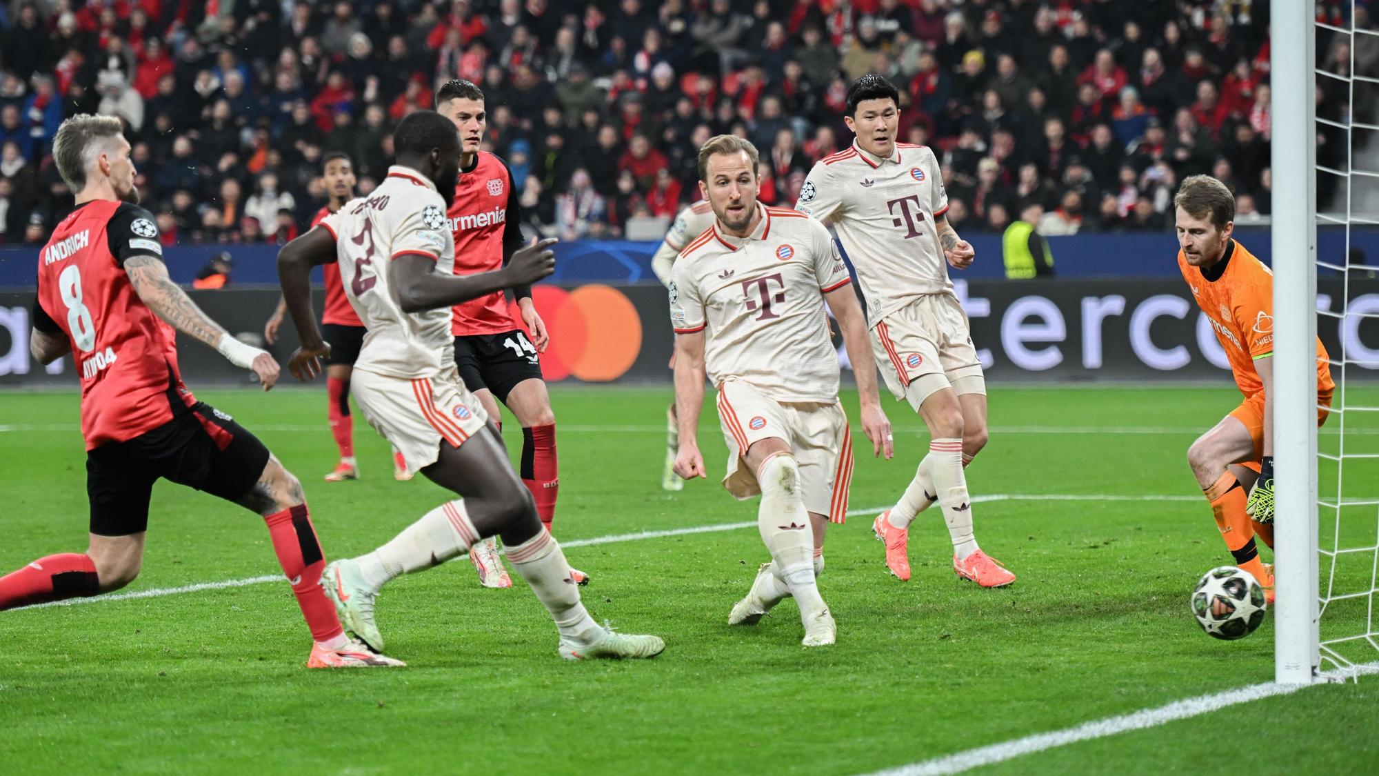 11.03.2025, Nordrhein-Westfalen, Leverkusen: Fußball: Champions League, Bayer Leverkusen - Bayern München, K.o.-Runde, Achtelfinale, Rückspiele, BayArena. Münchens Harry Kane (M) trifft zum 0:1. Foto: Fabian Strauch/dpa +++ dpa-Bildfunk +++