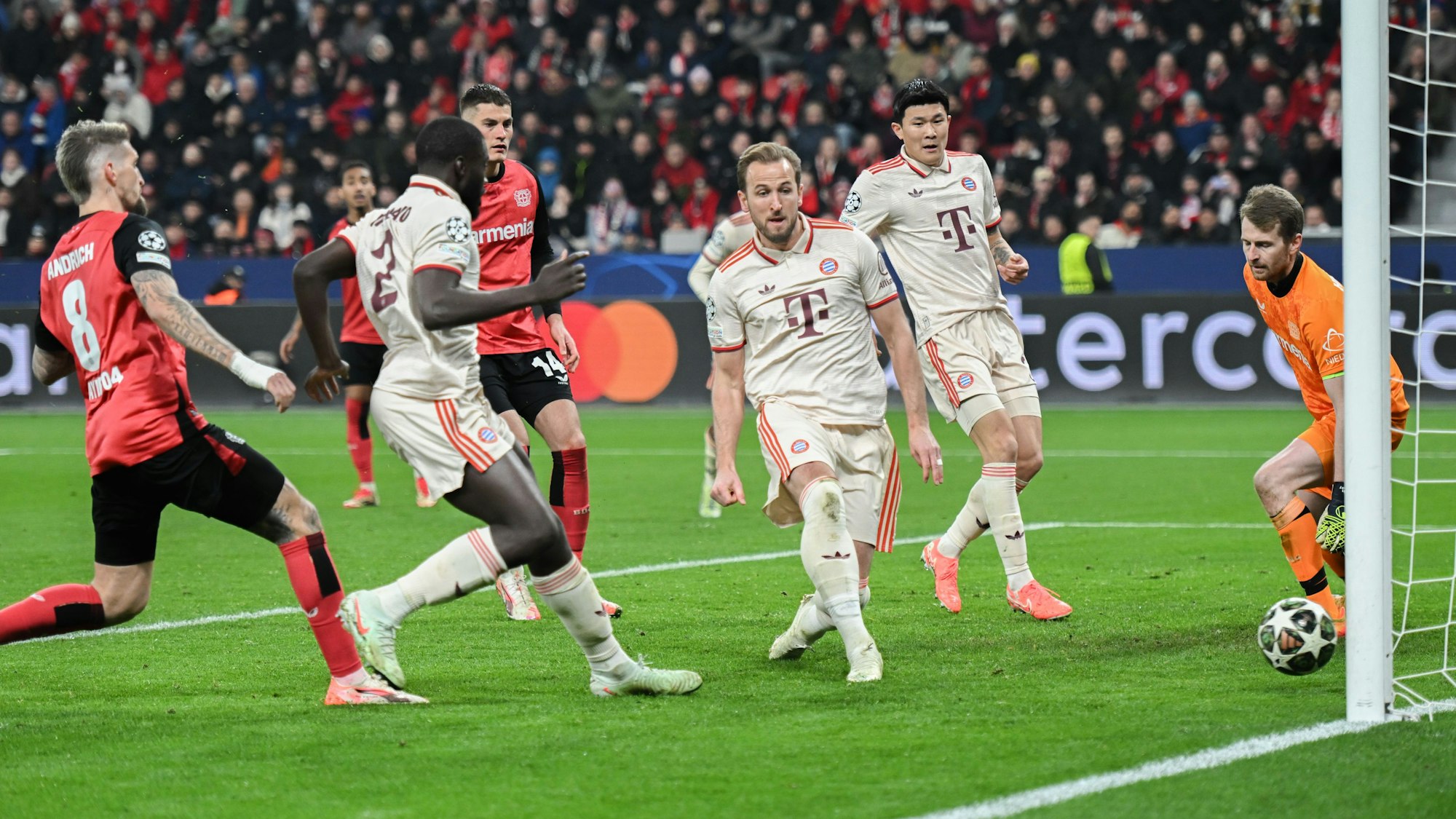 11.03.2025, Nordrhein-Westfalen, Leverkusen: Fußball: Champions League, Bayer Leverkusen - Bayern München, K.o.-Runde, Achtelfinale, Rückspiele, BayArena. Münchens Harry Kane (M) trifft zum 0:1. Foto: Fabian Strauch/dpa +++ dpa-Bildfunk +++