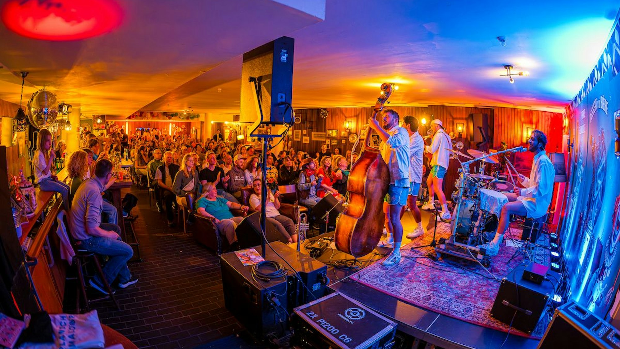 Teils auf Sofas und nah an der Bühne genießen die Gäste die Konzerte im Partykeller der Stadthalle.