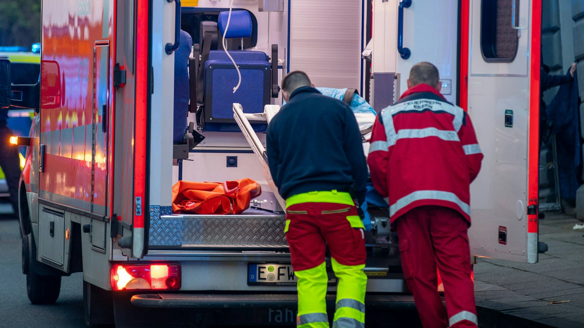 Ein Rettungswagen der Feuerwehr bei einem Polizeieinsatz.