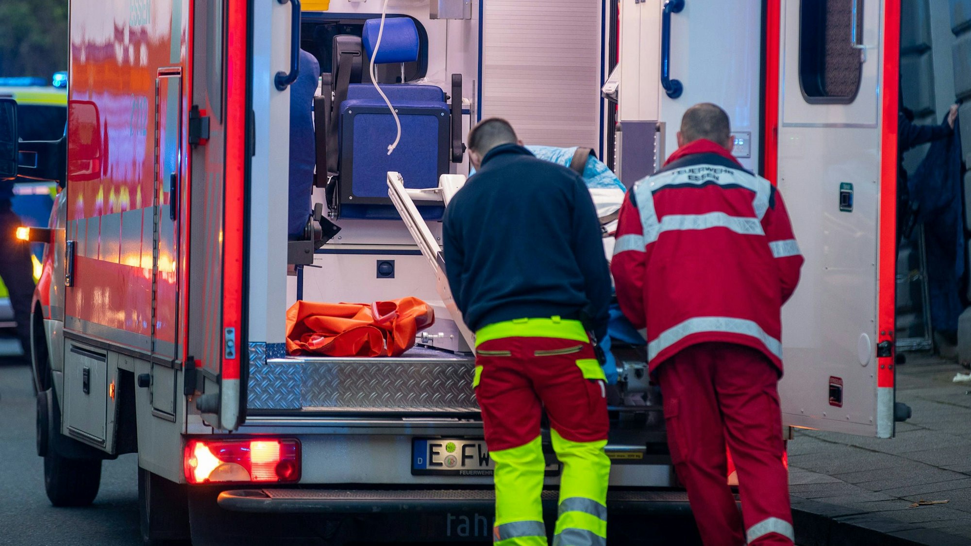 Ein Rettungswagen der Feuerwehr bei einem Polizeieinsatz.