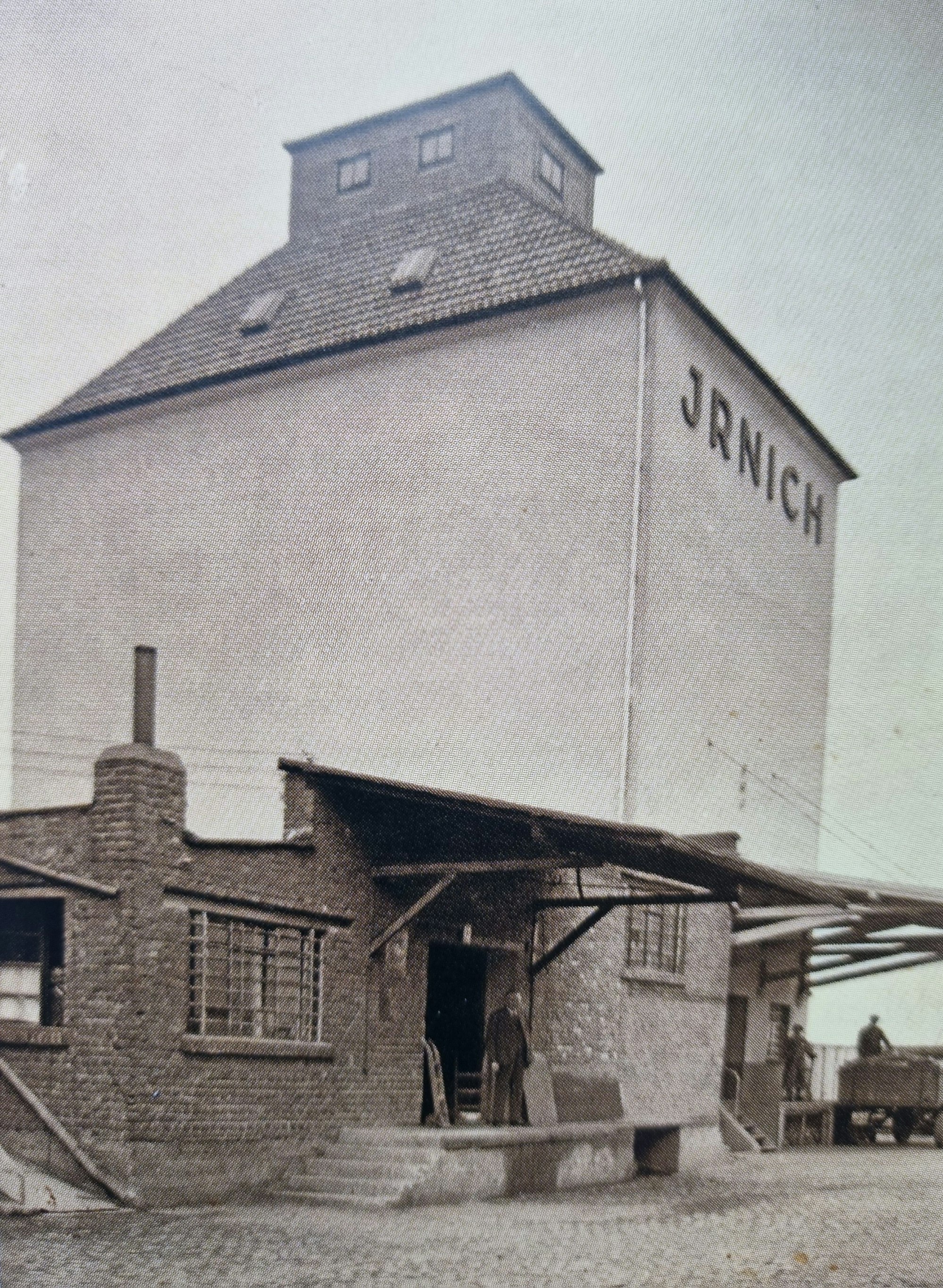 Auf dem Bild ist das ehemalige Getreidesilo zu sehen.