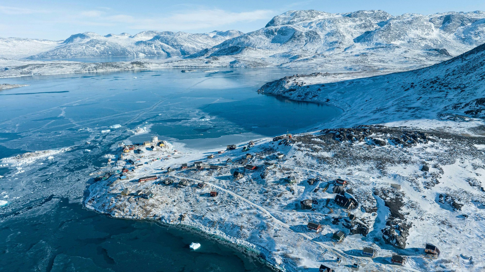 Das Dorf Kapisillit in Grönland von oben gesehen. Grönland hat eine enorme Bedeutung für das Weltklima, die militärische Kontrolle der Arktis und ist reich an Rohstoffen. (Archivbild)