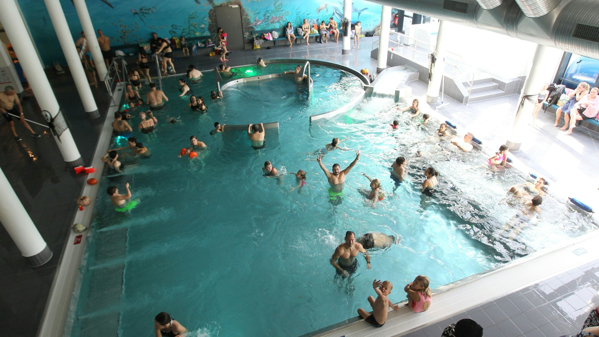 Viele Badegäste im Schwimmbecken.